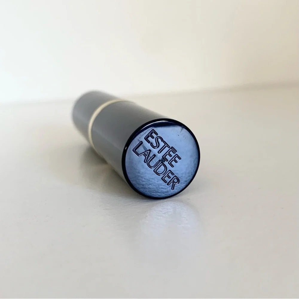 Hold New Estée Lauder mauve creme long lasting lipstick